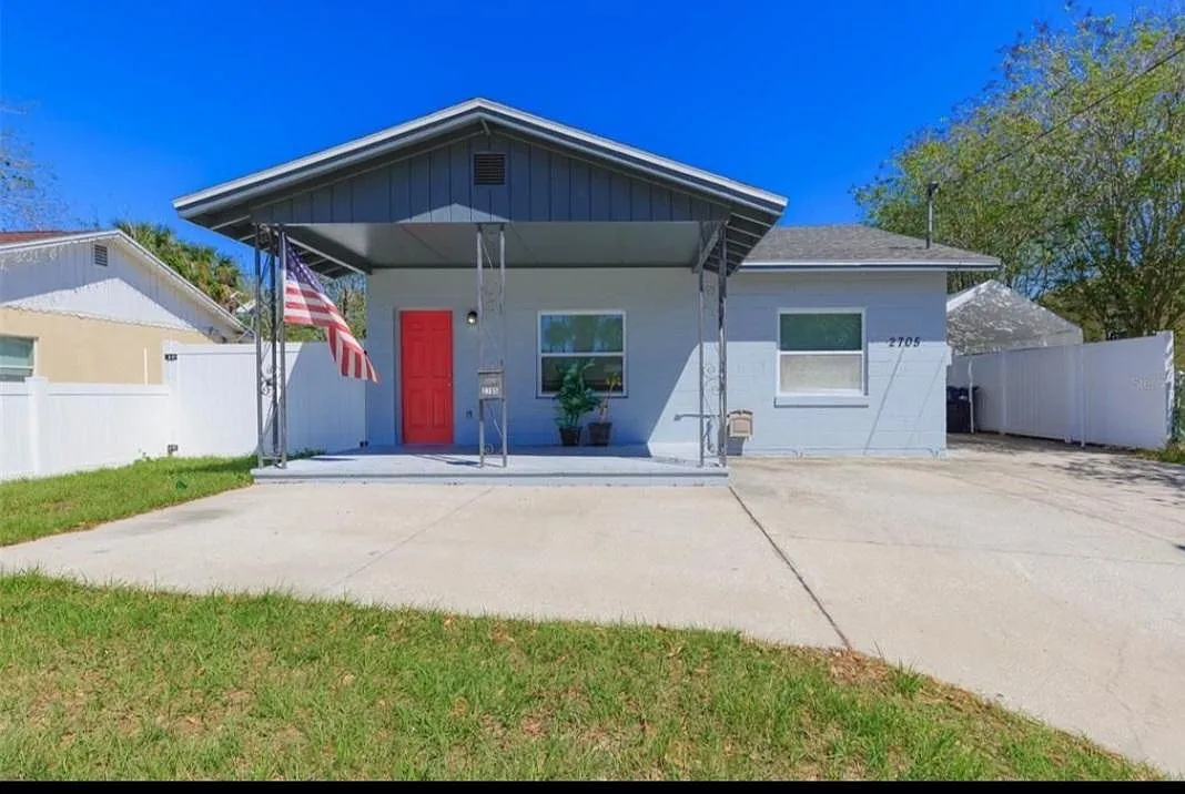 2705 W Columbus Dr — Photo 1