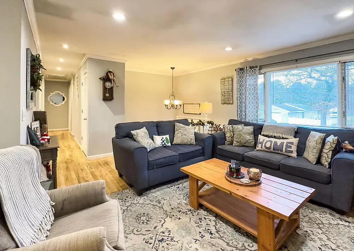 4 bed, 1.5 bath, 1712 sqft, $3,100 — Photo 3