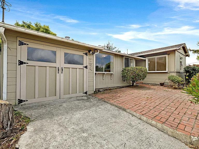 254 Los Altos Dr — Photo 3