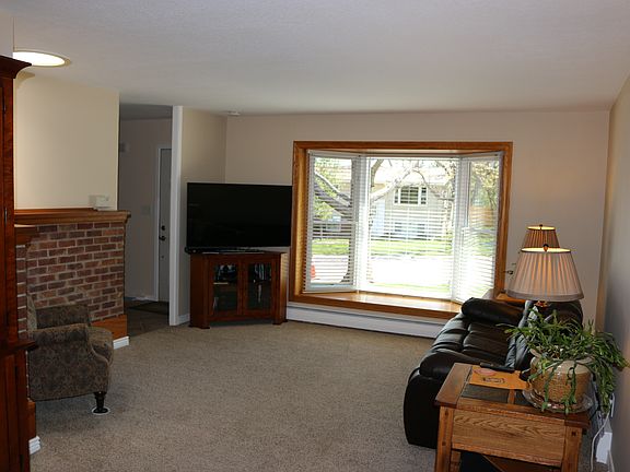 Living Room w/bay window