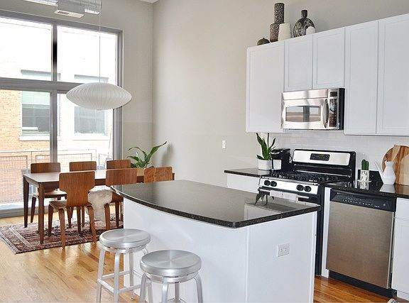 4th image of 824 W Superior St Unit 610