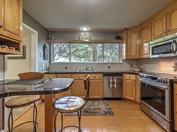 Custom designef kitchen w/oakfloor