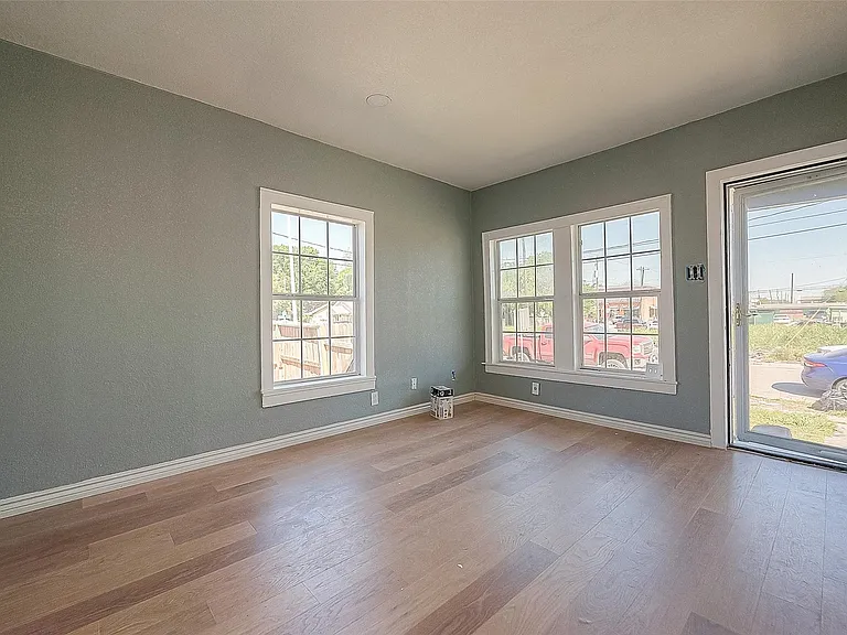 4704 Farmer St — Photo 4