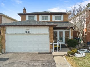 1004 Queensbridge Dr, Mississauga, ON L5C 3R1
