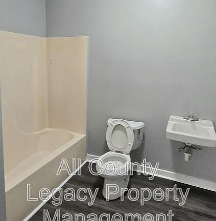 5th image of 31 Ivy St Unit A