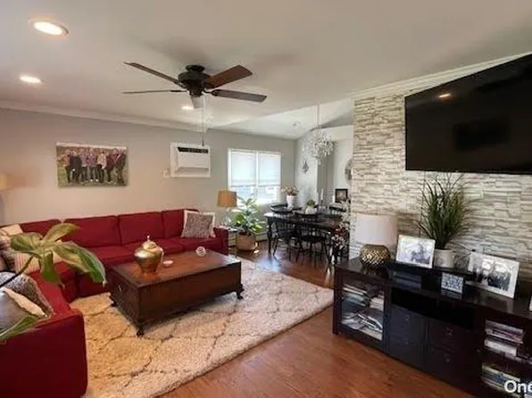 124 Locust Avenue E, East Farmingdale, NY 11735