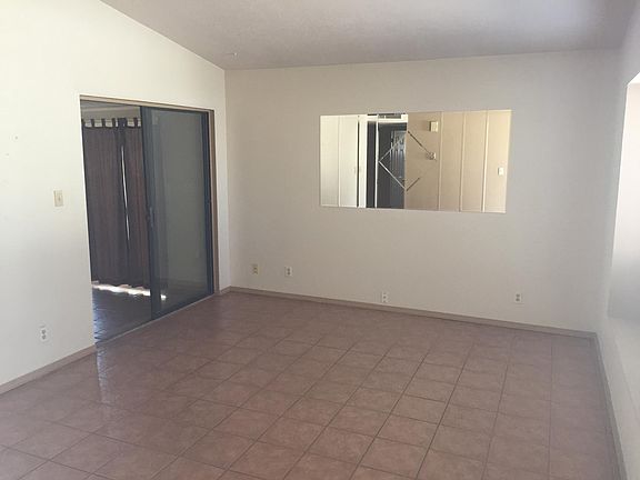 Living Room (a) ~200 sq. ft.