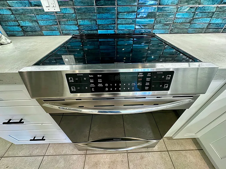 Induction range with precise heat control and easy cleanup