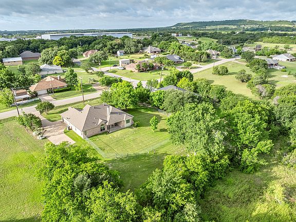 3rd image of 214 Knob Hill Dr