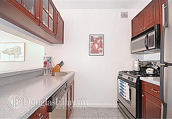 5th image of 201 W 72nd St APT 8B