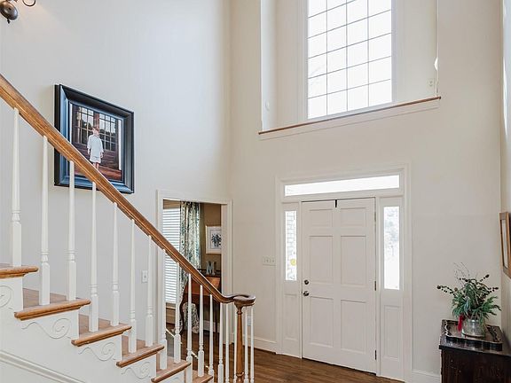 5th image of 3718 Carisbrooke Dr