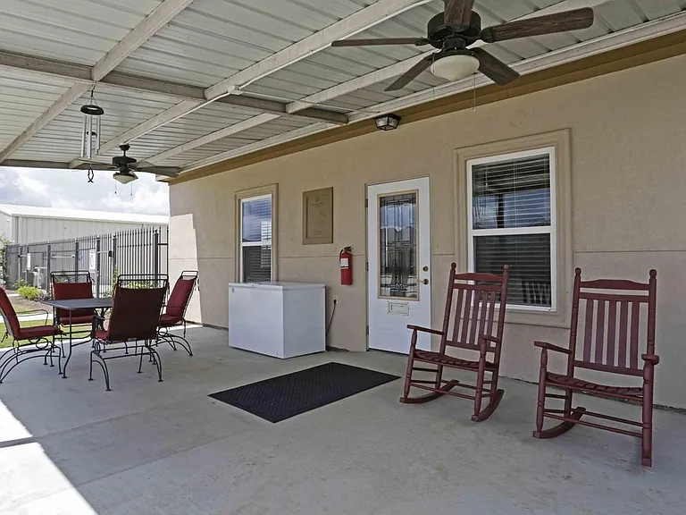 100 Fieldstone Ln — Photo 1