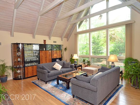 5th image of 19 Knollwood Dr