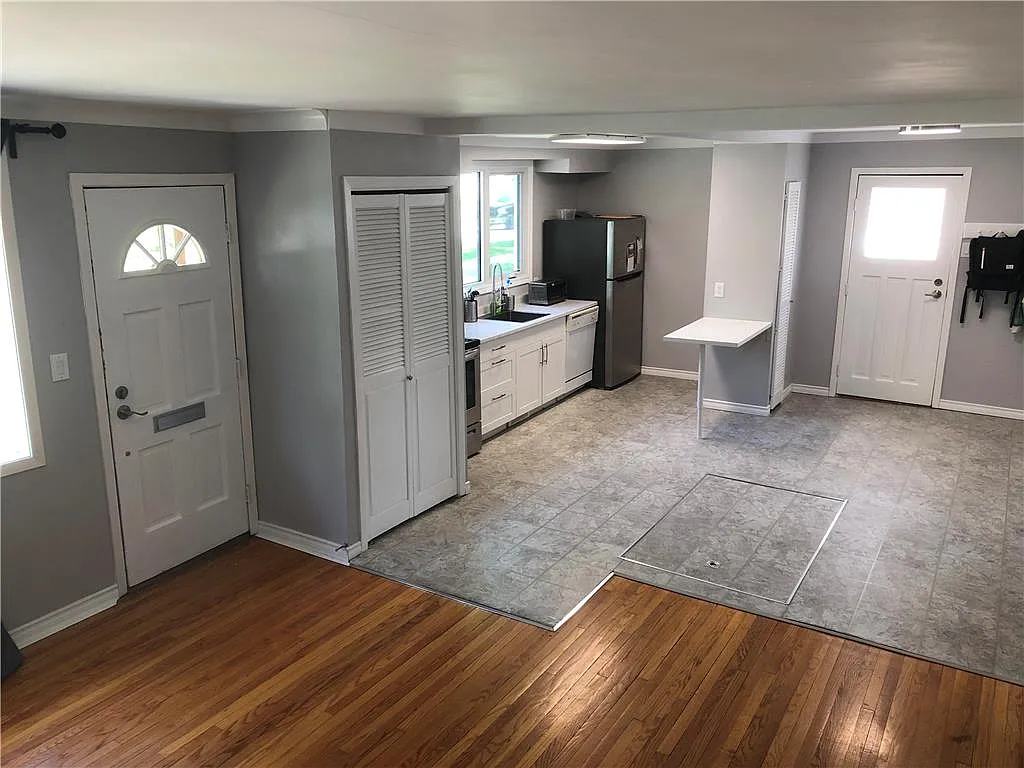 694 Crescent Drive — Photo 3