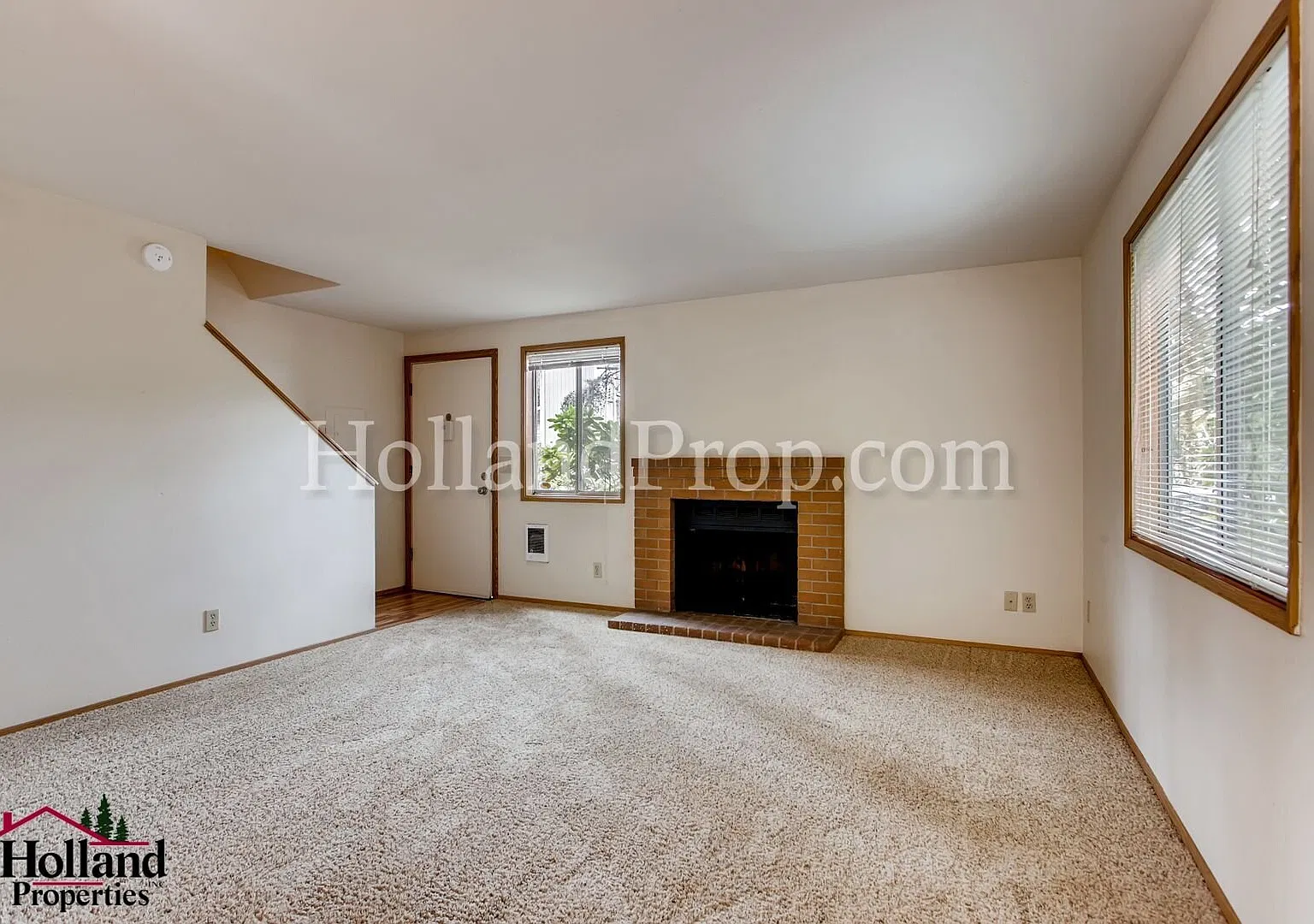 Spacious 2-Bedroom Townhouse In Prime Beaverton Location! New Move In Special $500 Off — Photo 2