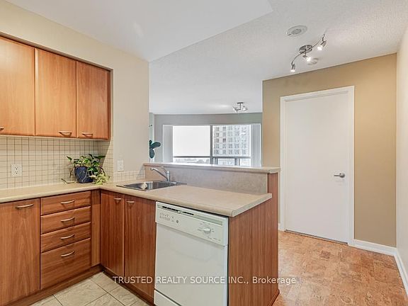 5th image of 38 Lee Centre Dr #906