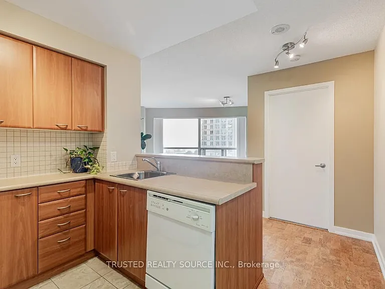 38 Lee Centre Dr #906 — Photo 5