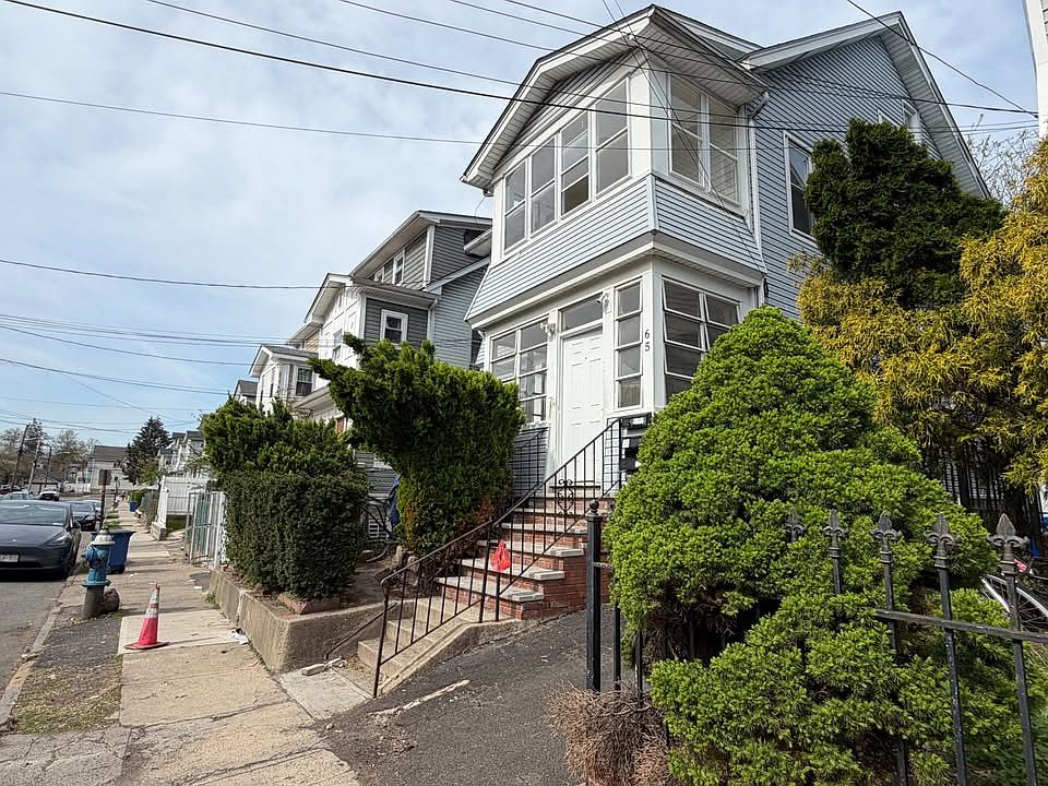 1st image of 217 6th Ave W #D