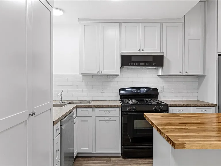 1215 E 12th St — Photo 14