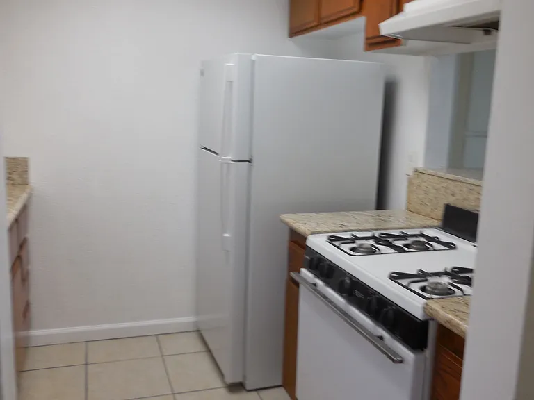 833 Gaviota Ave #H — Photo 9