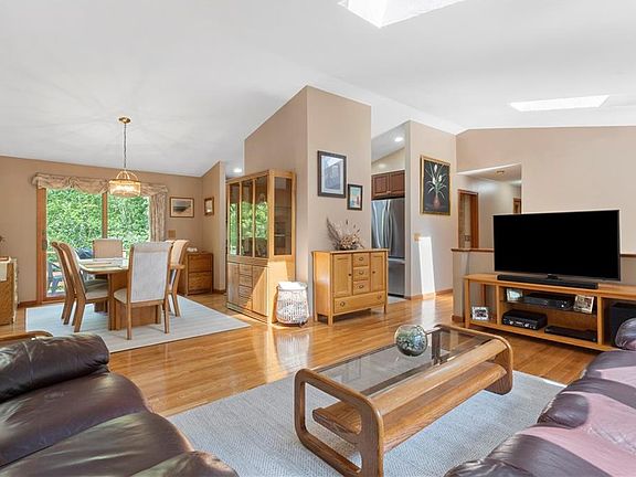4th image of 370 Maureen Cir