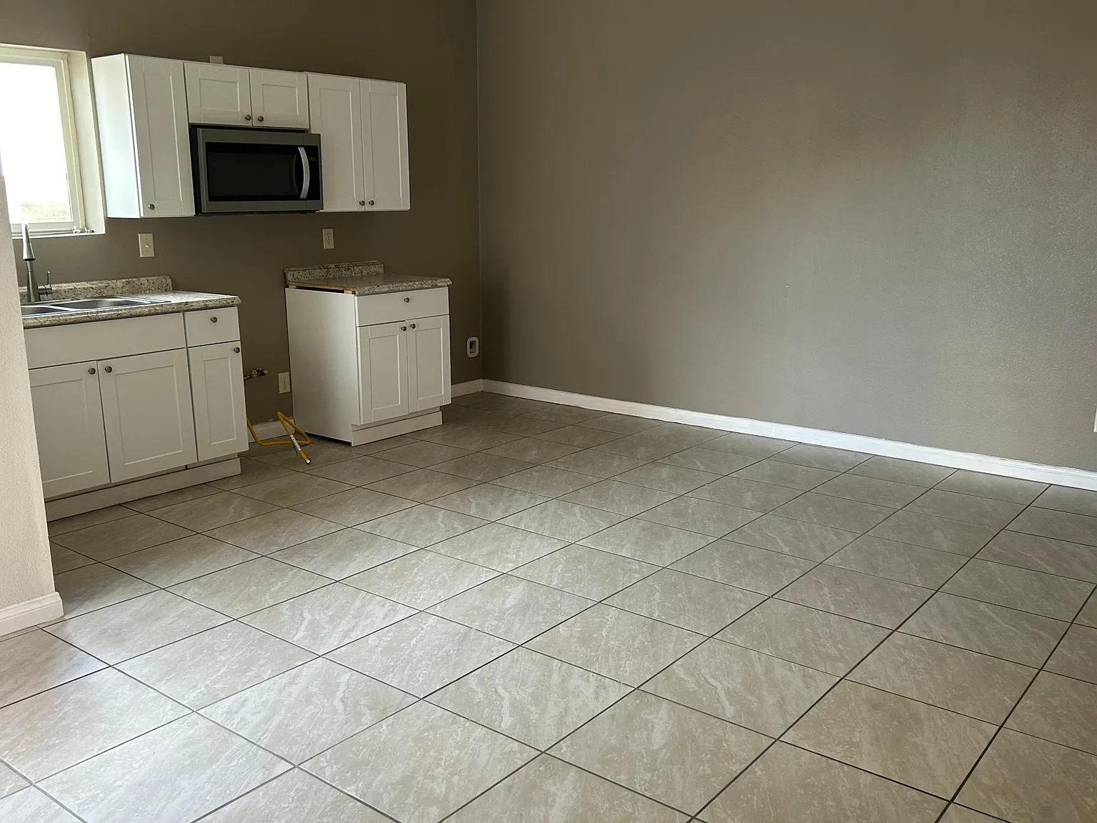 Luna Rd, Victorville — Photo 2