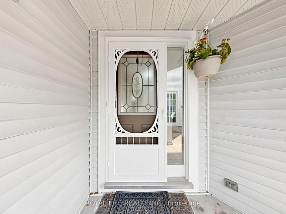 2nd image of 985 Linden St