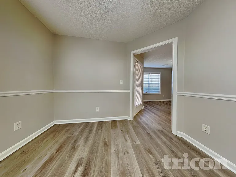 212 Revolutionary Dr — Photo 4