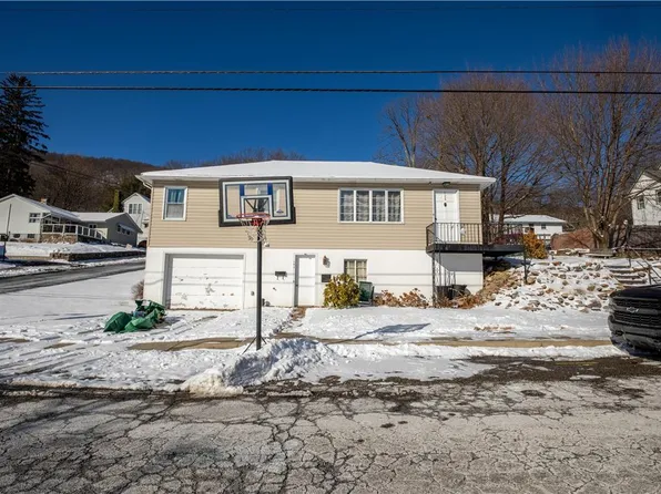 105 W Laurel Ave, Pen Argyl, PA 18072