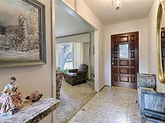 4th image of 3904 Crestpark Dr