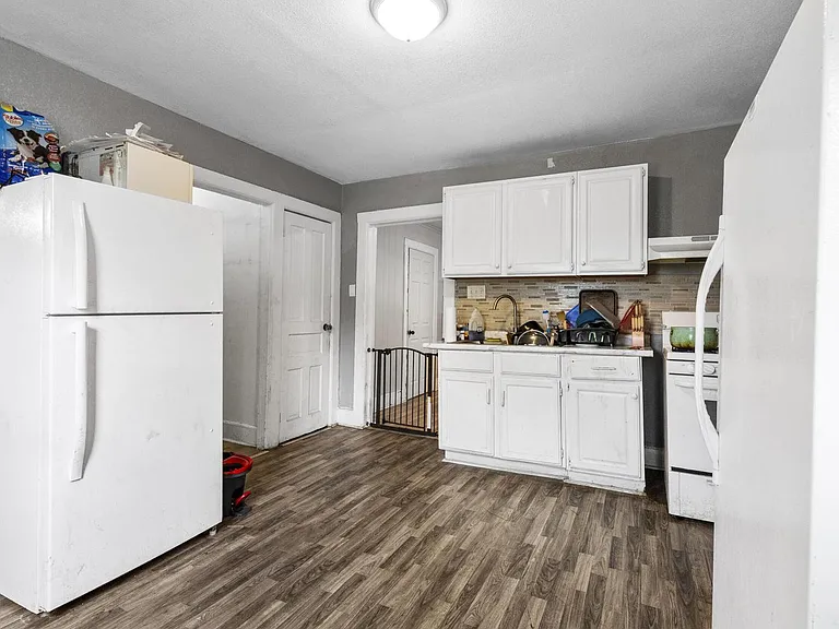 1567 S Cesar E Chavez Dr — Photo 3