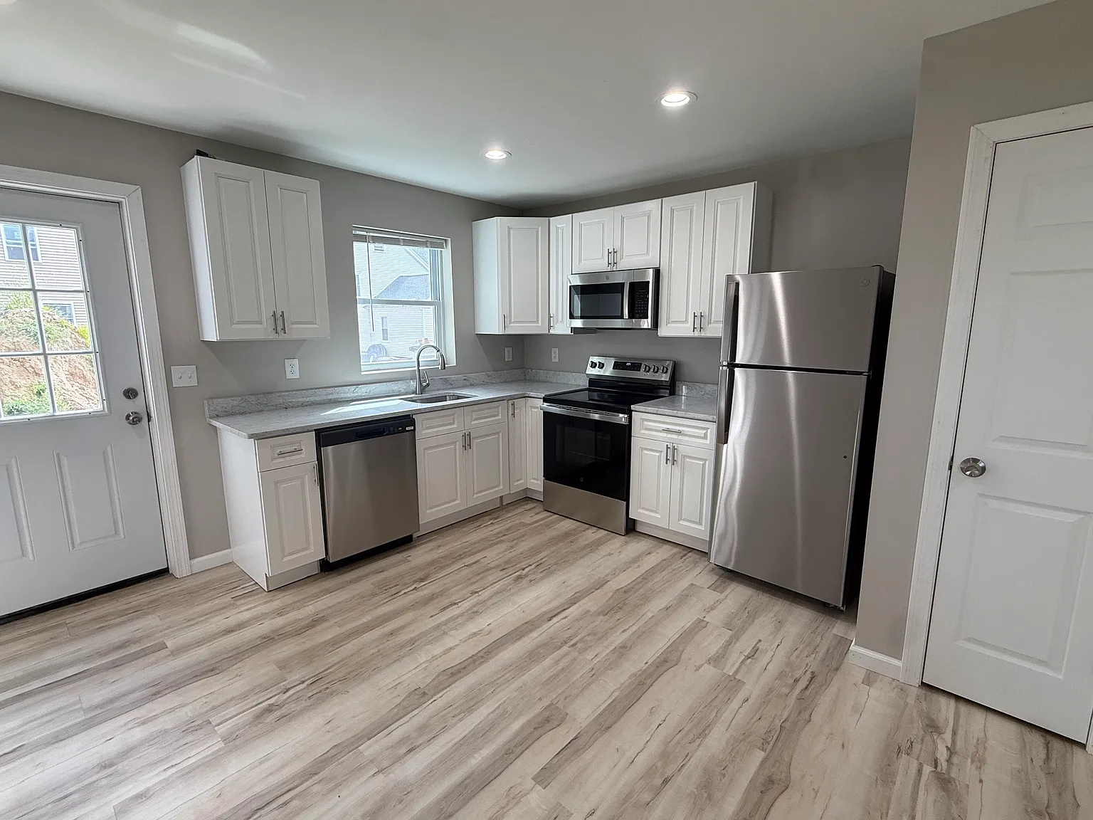 3 bed, 1.5 bath, 1200 sqft, $2,500 — Photo 2