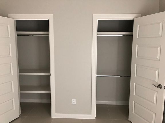 4th image of 900 E La Cantera Ave #1