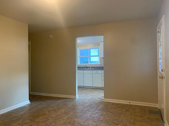 3rd image of 204 Edgewood Rd S