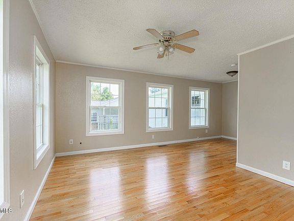3rd image of 703 Centeroak Dr