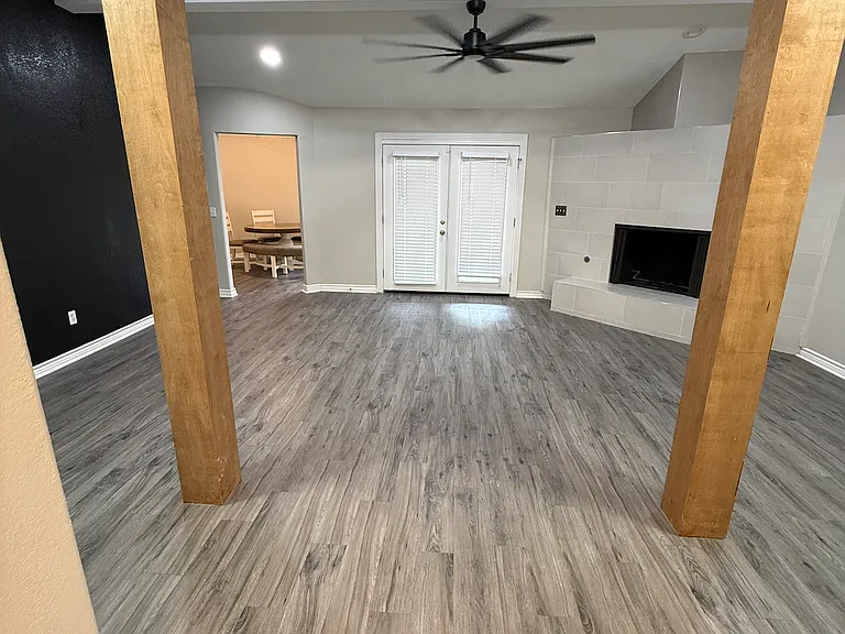 2425 Coleshire Dr — Photo 4