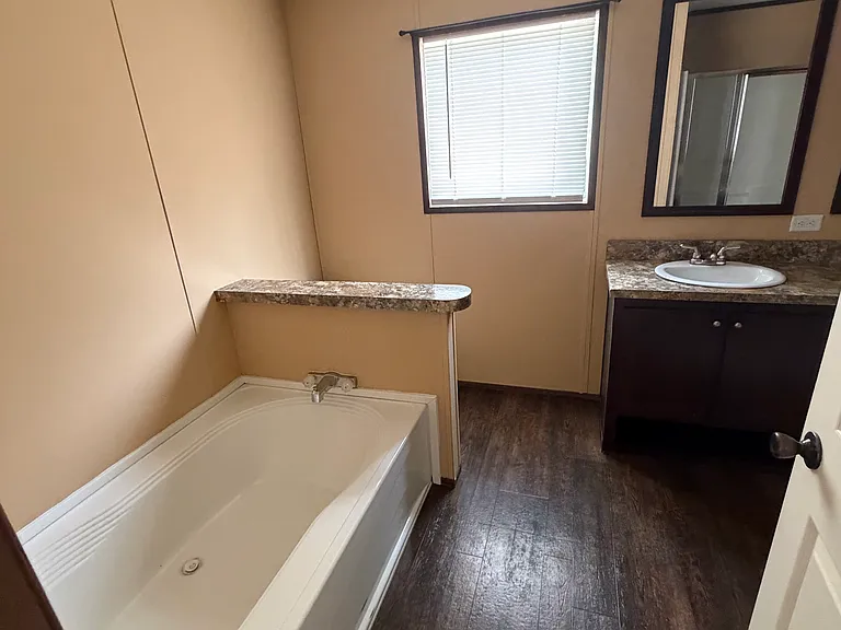106 Kenwood Ave — Photo 10