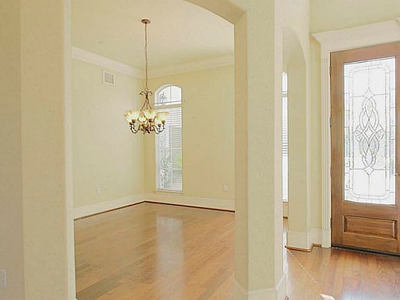 4th image of 57 Cloverdale Ct