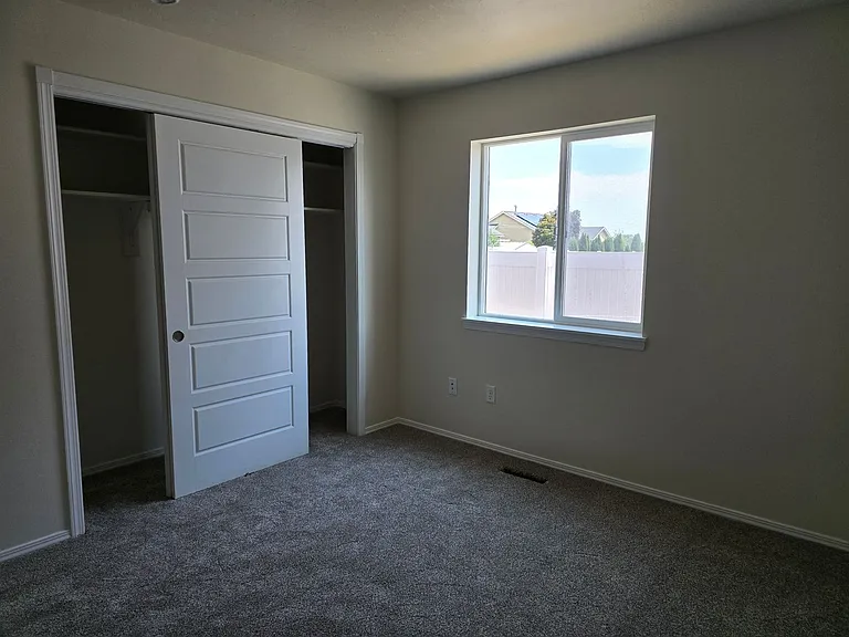 649 Clinton Dr — Photo 12