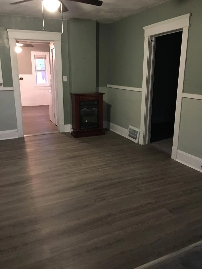 Recently Renovated, Beautiful 4 Bedroom Home — Photo 3