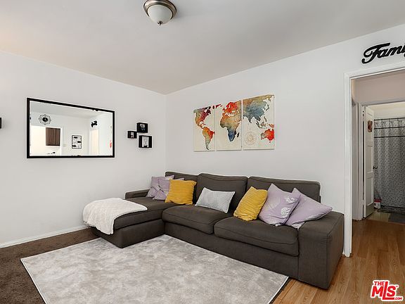 4th image of 937 E Hyde Park Blvd