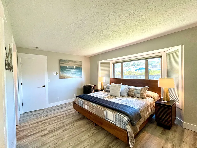 NW Oceania Dr — Photo 33