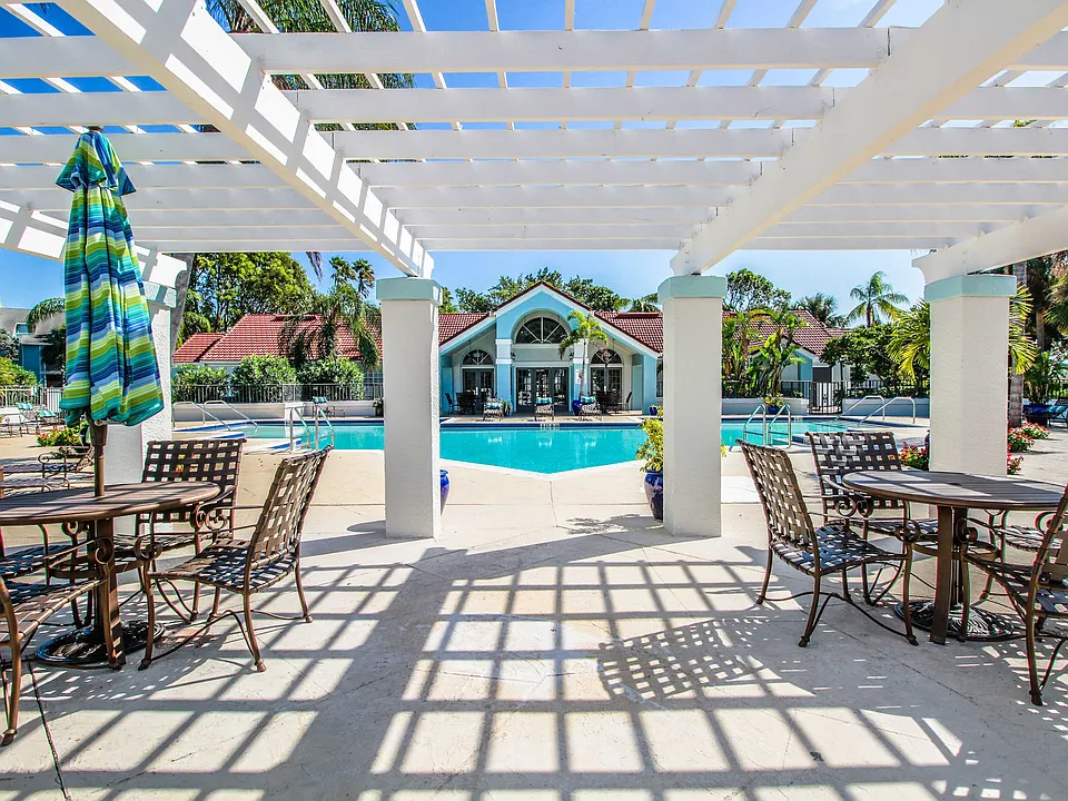 THE RETREAT AT VISTA LAKE