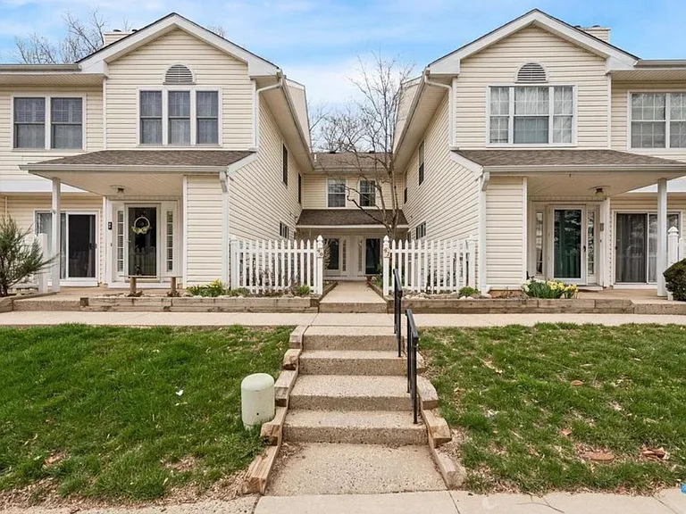 90 Bayberry Ct — Photo 1