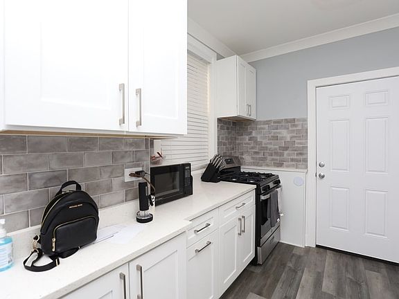 4th image of 1417 W Hutchinson St #H
