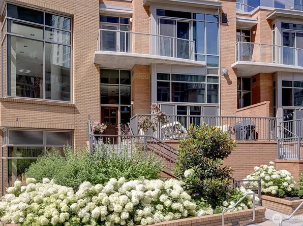 10630 NE 9th Place #TH-10, Bellevue, WA 98004