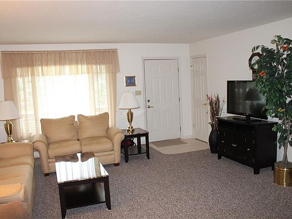 5th image of 411 Spruce Ln