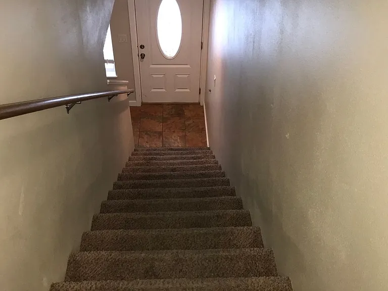 527 E St NE — Photo 5