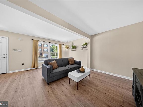4th image of 111 W Newtown Pl