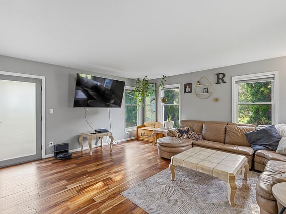 4th image of 212 Webster St